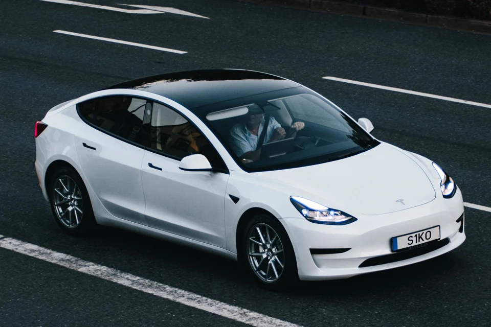 Tesla Model 3 putih, foto stok ilustrasi mobil listrik