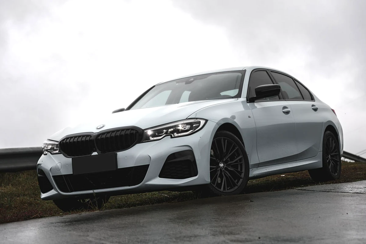 BMW Sedan Silver; foto stok ilustratif, bukan unit yang ditawarkan