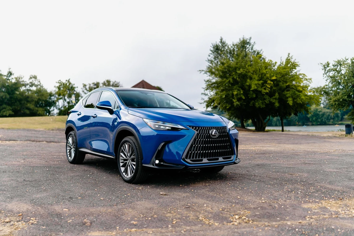 Lexus SUV Biru; foto stok ilustratif, bukan unit yang ditawarkan