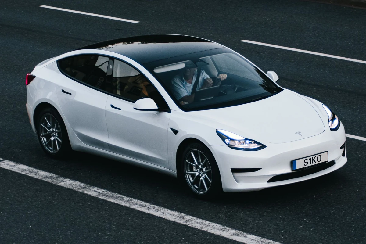 Tesla Model 3 Putih; foto stok ilustratif, bukan unit yang ditawarkan