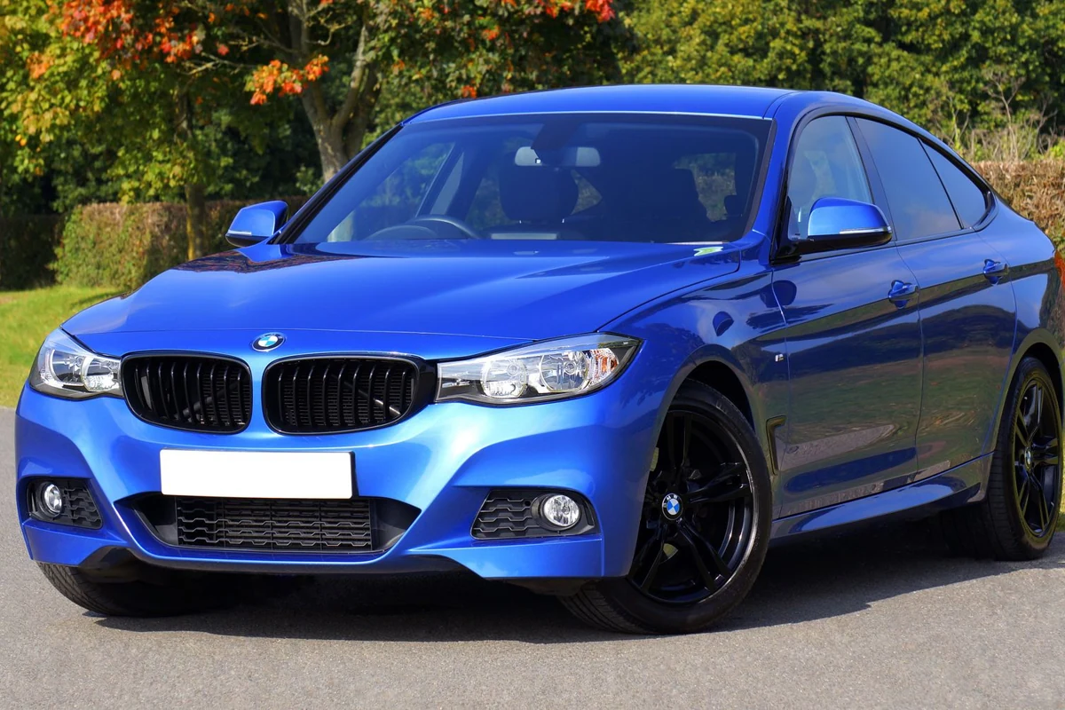 BMW Sedan Biru; foto stok ilustratif, bukan unit yang ditawarkan