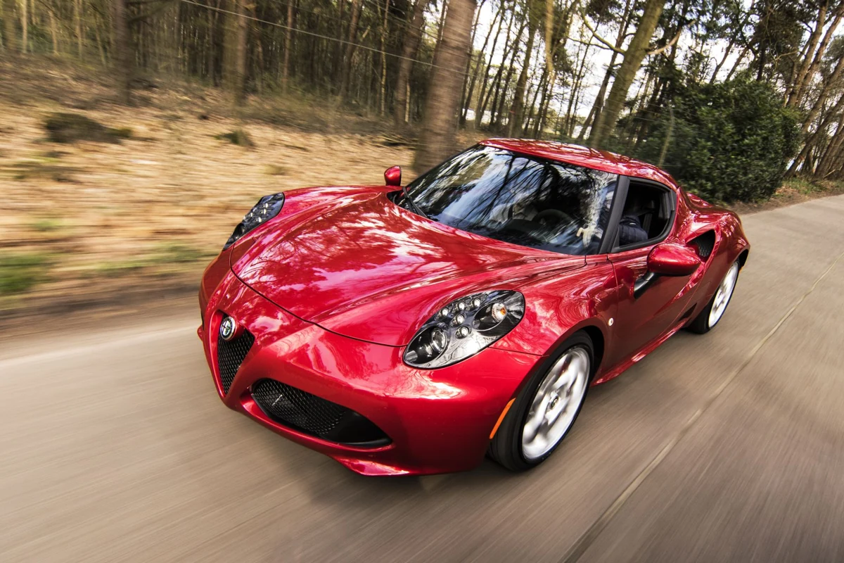 Alfa Romeo Sport Merah; foto stok ilustratif, bukan unit yang ditawarkan