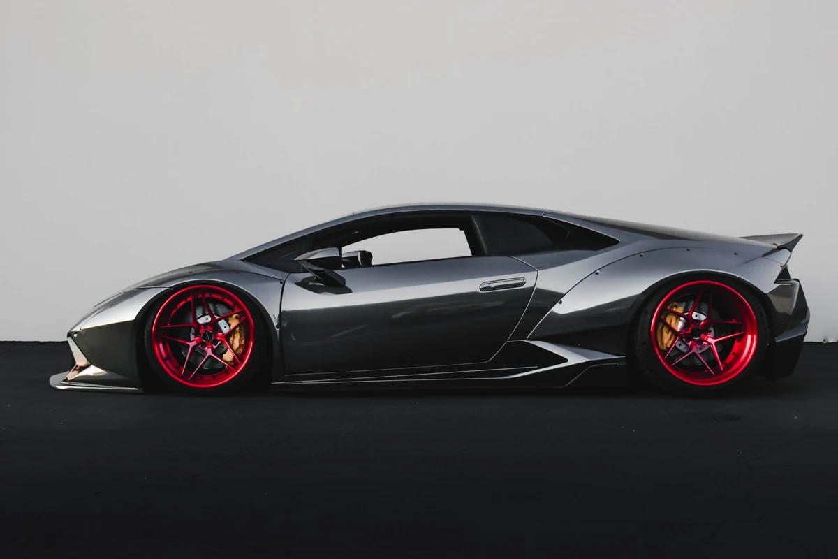 Lamborghini Coupe Abu-abu; foto stok ilustratif, bukan unit yang ditawarkan