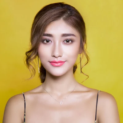 Perempuan dalam foto stok, bukan pelanggan atau pemberi testimoni